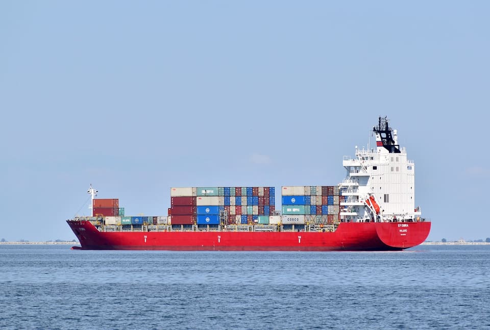 Portacontenedores navegando en mar abierto