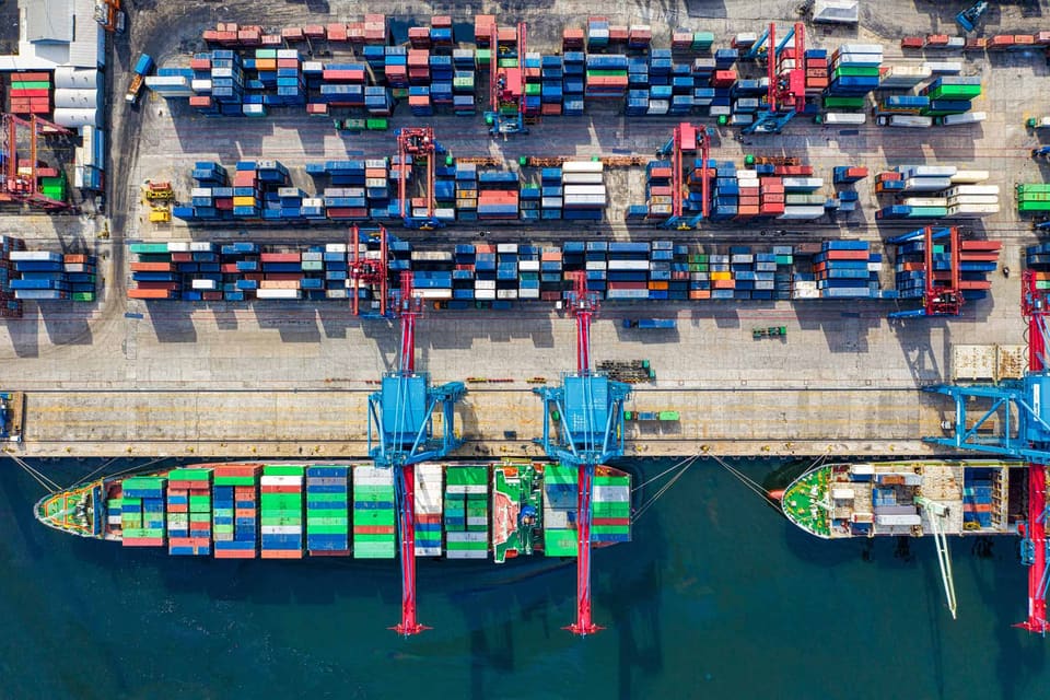 Vista cenital de una terminal de contenedores con un buque en carga